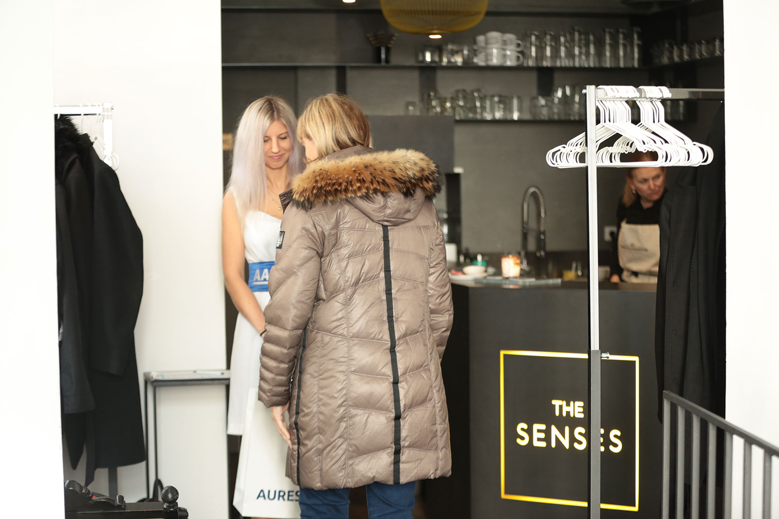 Hosteska na tiskovou konferenci AAA AUTO The Senses Praha